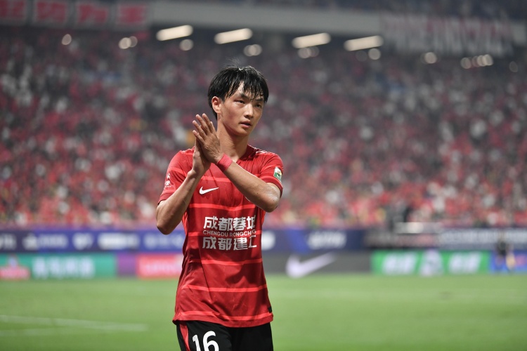 绿茵场上的永动机杨明洋 用奔跑诠释团队精神