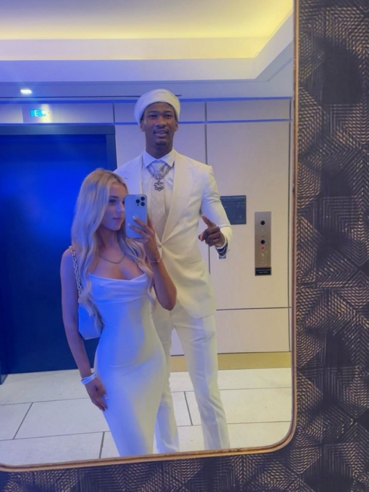 NBA球星凯琼斯与女友甜蜜拥吻照曝光 比弗利山庄豪宅尽显奢华爱巢