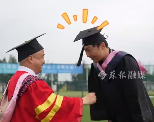 苏州大学副校长亲临训练基地为足球门将纪振勇举行毕业拨穗仪式
